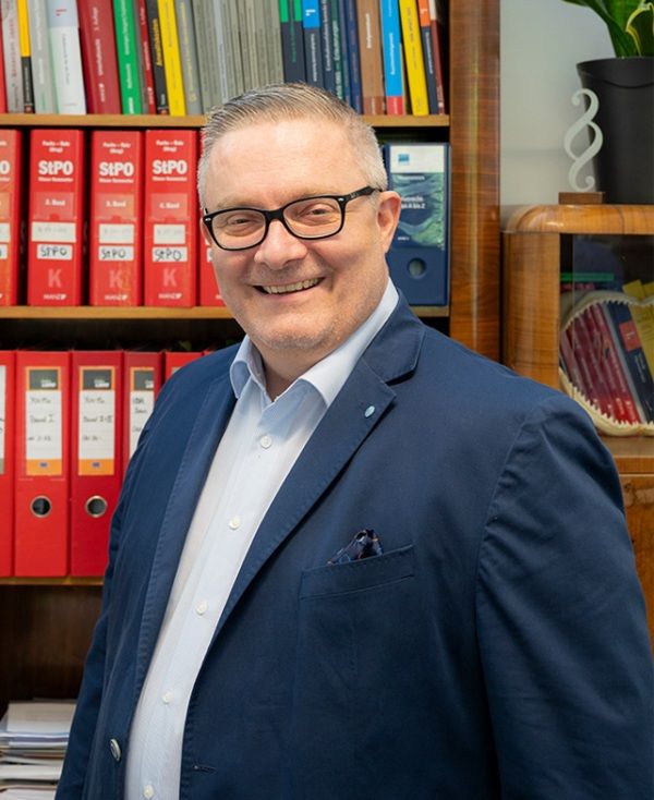 Mag. Roland Friis Bibliothek