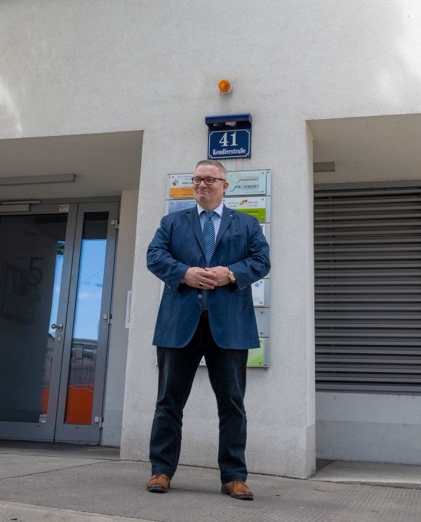 Mag. Roland Friis vor Kanzlei